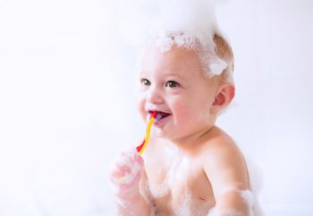 bebe escovando os dentes clínica benatti odontologia